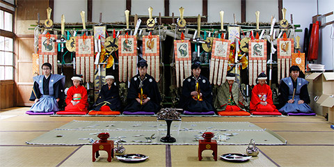 写真:両當屋、御棚前にて祗候